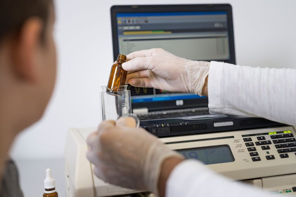 Testy alergiczne biorezonansem – dłonie z elektrodami podczas badania