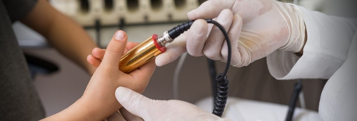 Strona główna - specjalista podaje klientowi elementy urządzenia biorezonansowego